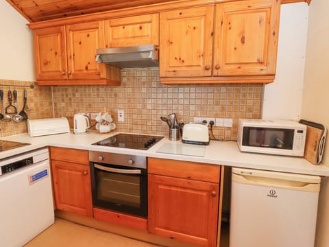 Fridge, dishwasher, cookware/dishes/utensils