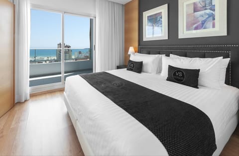 Junior Room, Sea View | Minibar, in-room safe, desk, soundproofing