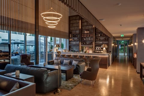 2 restaurants, lunch, dinner served; local cuisine