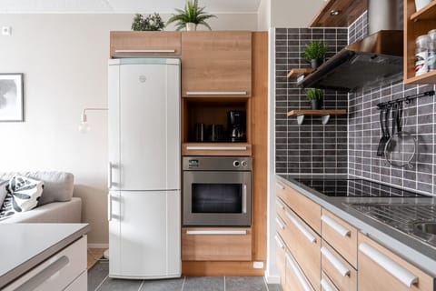 The kitchen has everything you need for cooking, including a fridge & freezer, oven, stove and microwave.