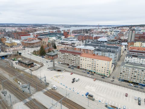 The property is located right in the heart of the city centre, close to all services. You can walk from the train station to the apartment within about five minutes.