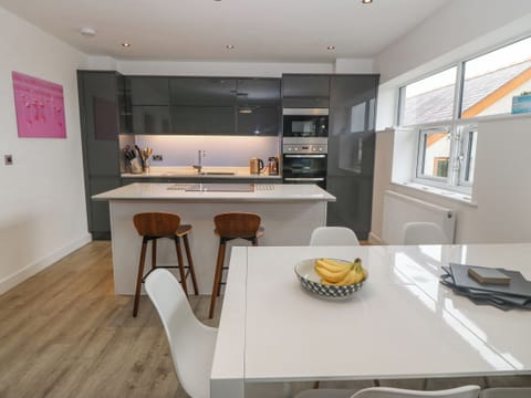 Dishwasher, cookware/dishes/utensils