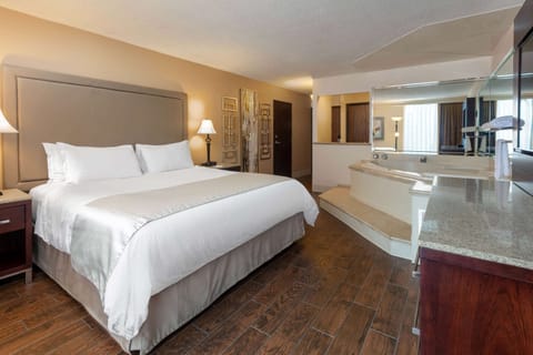 Deluxe Suite, 1 King Bed, Non Smoking (One-Bedroom Suite) | Premium bedding, pillowtop beds, in-room safe, desk