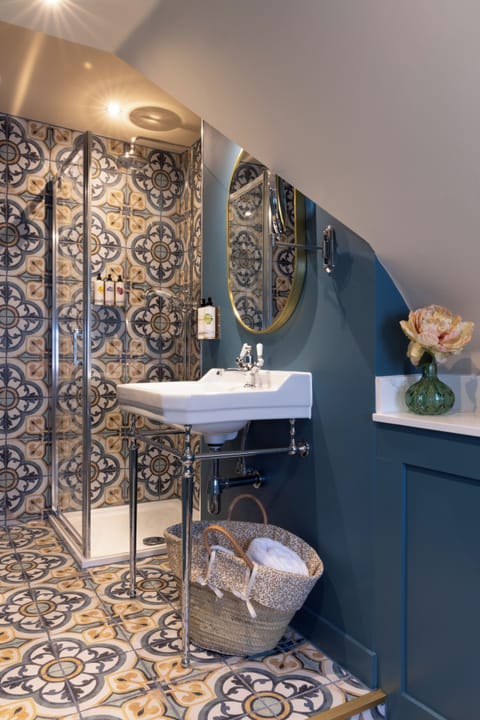 Snug Room | Bathroom | Shower, free toiletries, hair dryer, towels