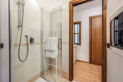 Comfort Apartment | Bathroom | Slippers