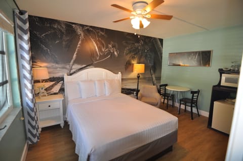 Standard Room, 1 Queen Bed - No Resort & No Parking fees | Individually decorated, individually furnished, laptop workspace