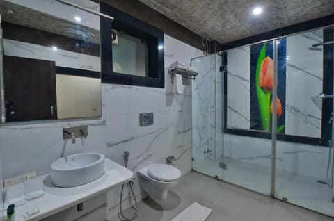 Deluxe Room | Bathroom | Shower, free toiletries, towels, soap