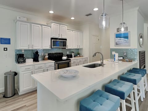 First Floor, Breakfast Bar - Seats Four