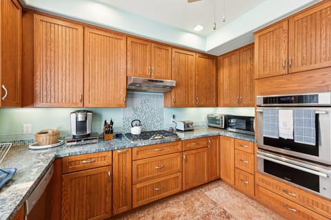 House, 5 Bedrooms | Private kitchen | Fridge, oven, coffee/tea maker, toaster