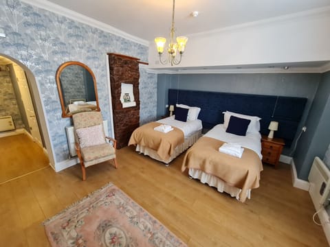 Standard Twin Room | Desk, iron/ironing board, free WiFi, bed sheets