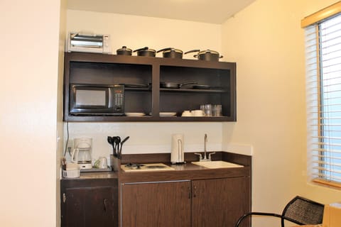 King Room with Kitchenette | Private kitchenette | Fridge, microwave, coffee/tea maker