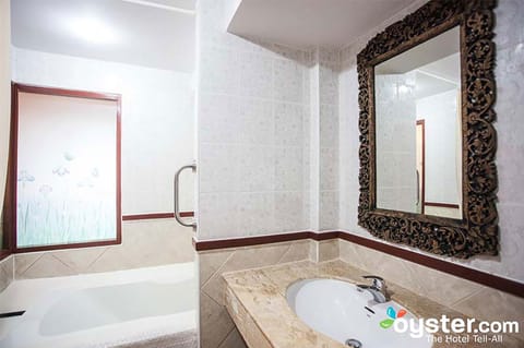 Deluxe Pool View | Bathroom | Free toiletries, hair dryer, towels, soap