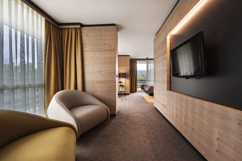 Junior Suite, Balcony, Park View | Room amenity