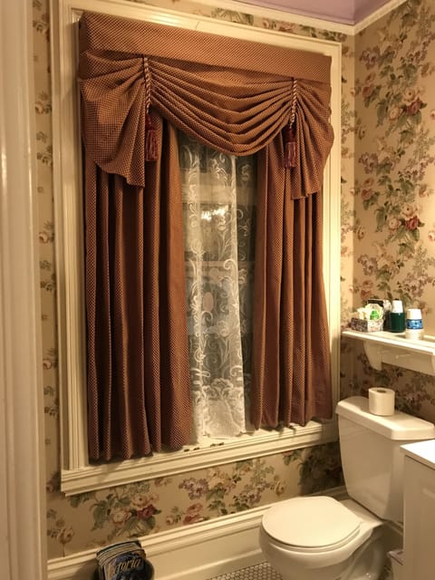 Standard Room, 1 Queen Bed, Garden View | Bathroom | Free toiletries, towels