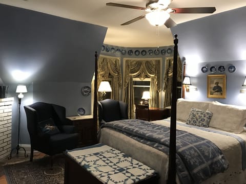 Deluxe Room, 1 Queen Bed | Premium bedding, soundproofing, iron/ironing board, rollaway beds