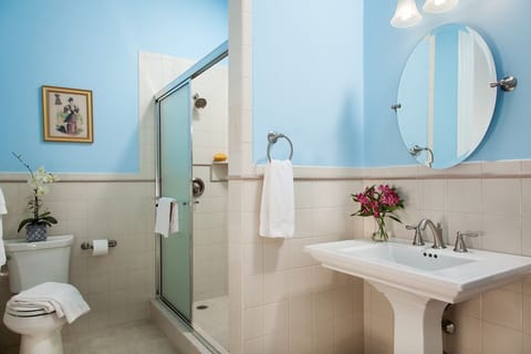 Classic Room | Bathroom | Free toiletries, hair dryer, bathrobes, towels