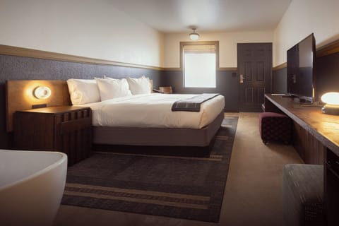 Suite, 1 King Bed (Spa) | Premium bedding, laptop workspace, blackout drapes, iron/ironing board