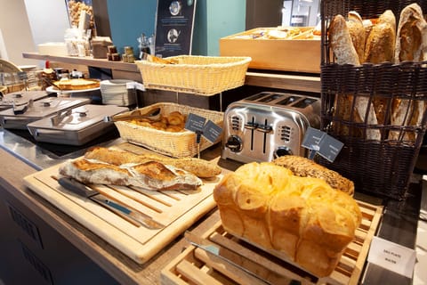 Daily continental breakfast (EUR 14.00 per person)