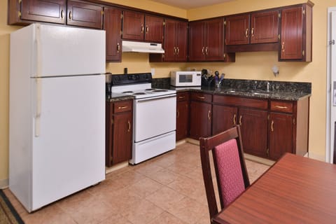 Family Suite | Private kitchenette | Fridge, microwave