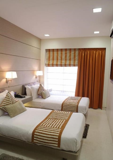 Deluxe Twin Room | In-room safe, desk, laptop workspace, blackout drapes