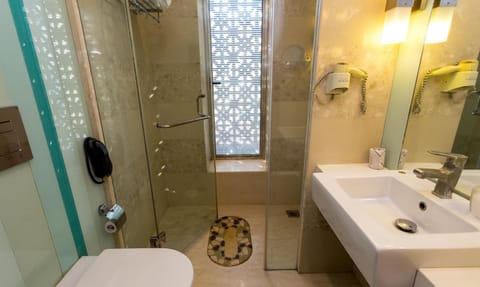 Club Room | Bathroom | Shower, free toiletries, towels