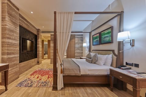 Club Triple Room | In-room safe, desk, laptop workspace, blackout drapes