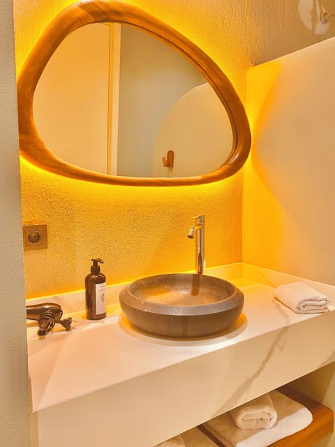 Royal Suite Gun Batimi, Deniz ve Havuz Manzarali | Minibar, in-room safe, desk, iron/ironing board