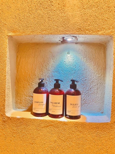 Royal Suite Gun Batimi, Deniz ve Havuz Manzarali | Minibar, in-room safe, desk, iron/ironing board