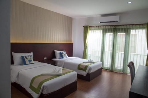 Superior Twin Room | Desk, rollaway beds, free WiFi