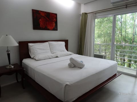 Deluxe Room, 1 King Bed | Desk, blackout drapes, rollaway beds, bed sheets