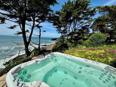 Enjoy a hot tub on the cliff edge over pounding surf!
