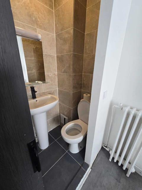 Standard Triple Room | Bathroom | Towels, soap, shampoo