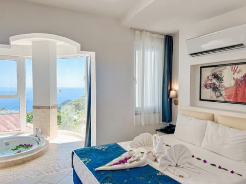 Tropical Jacuzzi Sea View Room | Premium bedding, minibar, in-room safe, soundproofing