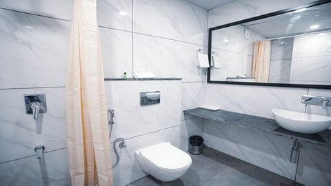 Superior Room | Bathroom | Shower, free toiletries, hair dryer, slippers