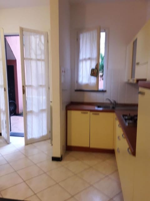 Full-size fridge, microwave, stovetop, coffee/tea maker