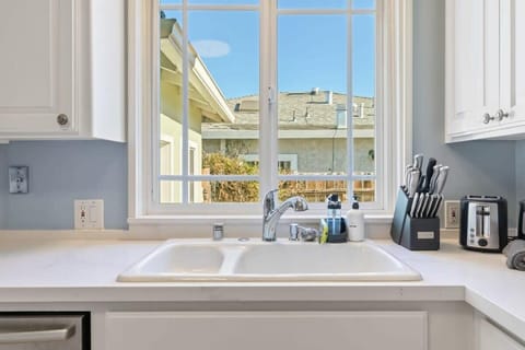 House (3 Bedrooms) | Private kitchen | Microwave, oven, coffee/tea maker