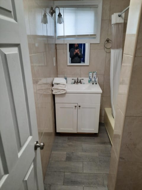 Deluxe Room, 1 Queen Bed | Bathroom | Combined shower/tub, towels