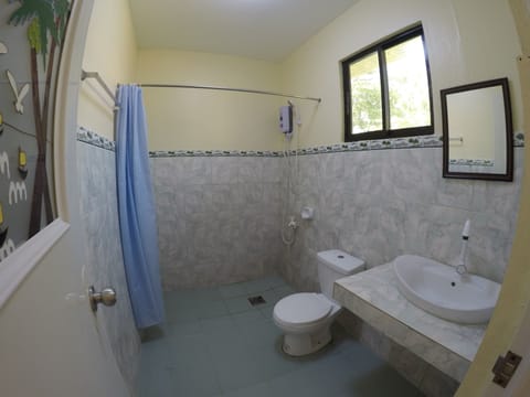 Family Room | Bathroom | Shower, free toiletries, hair dryer, towels