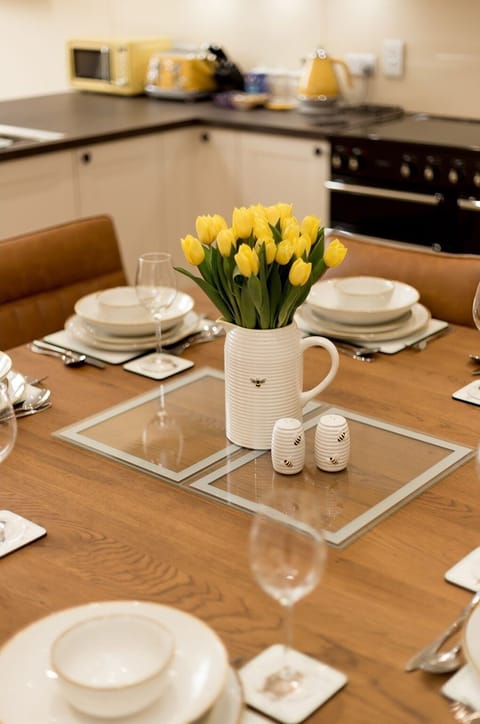 Tableware, Furniture, Serveware, Dishware, Table, Plate, Porcelain, Cup, Drinkware