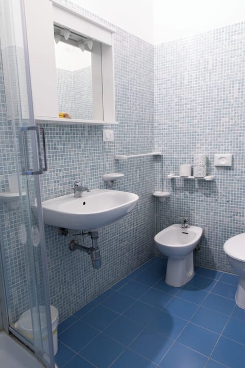 Basic Quadruple Room | Bathroom | Shower, hair dryer, towels, soap