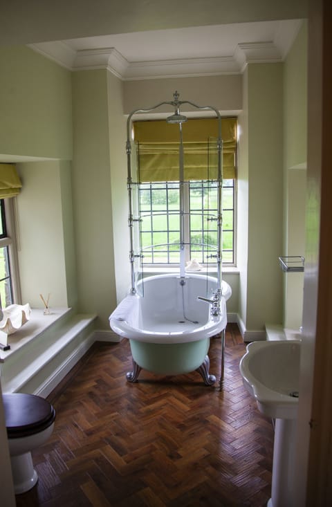 Junior Suite | Bathroom | Separate tub and shower, deep soaking tub, rainfall showerhead