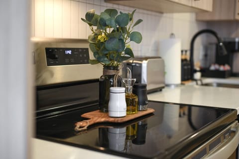 Warm and welcoming touches make the kitchen feel like home—fully stocked and guest-ready. 🌿