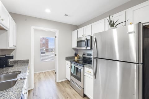 Fully equipped kitchen w/ stove, microwave and dishwasher (soaps provided). Blender, crockpot, corkscrew...everything you need!