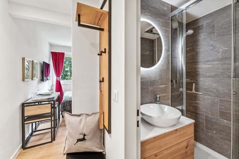 top modernes Badezimmer mit Dusche