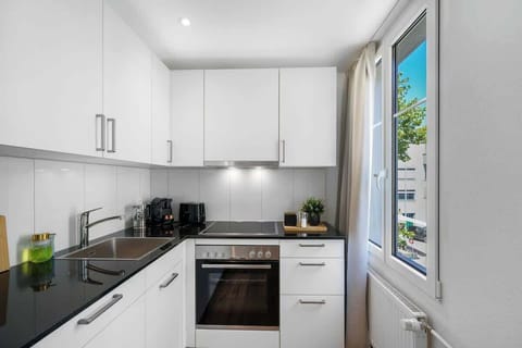 Voll ausgestattete Küche mit Spülmaschine, Backofen und Herd