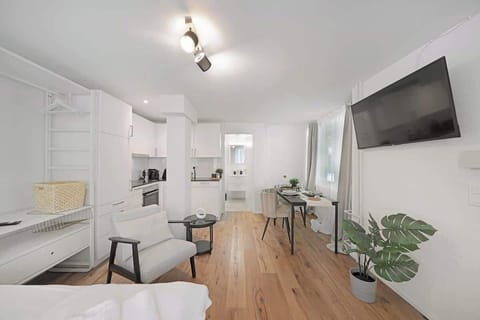 Modernes Studio mit TV