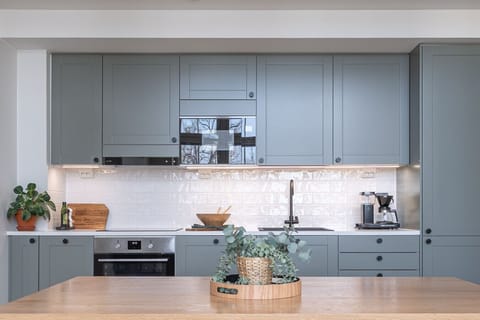 The kitchen is equipped with an induction stove, a separate oven, a Moccamaster coffee machine and dishwasher, an integrated microwave and a fridge-freezer.