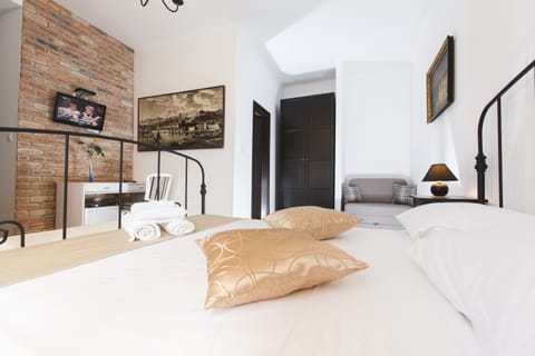 Classic Double Room, Balcony | Premium bedding, in-room safe, desk, soundproofing