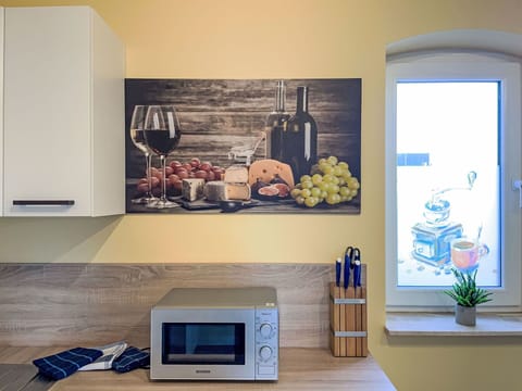 Tableware, Furniture, Fruit, Kitchen Appliance, Drinkware, Major Appliance, Serveware, Food, Kitchen, Countertop