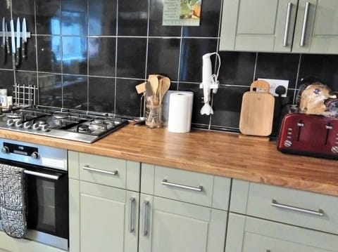 Five burners gas hob, electric oven, toaster, etc
